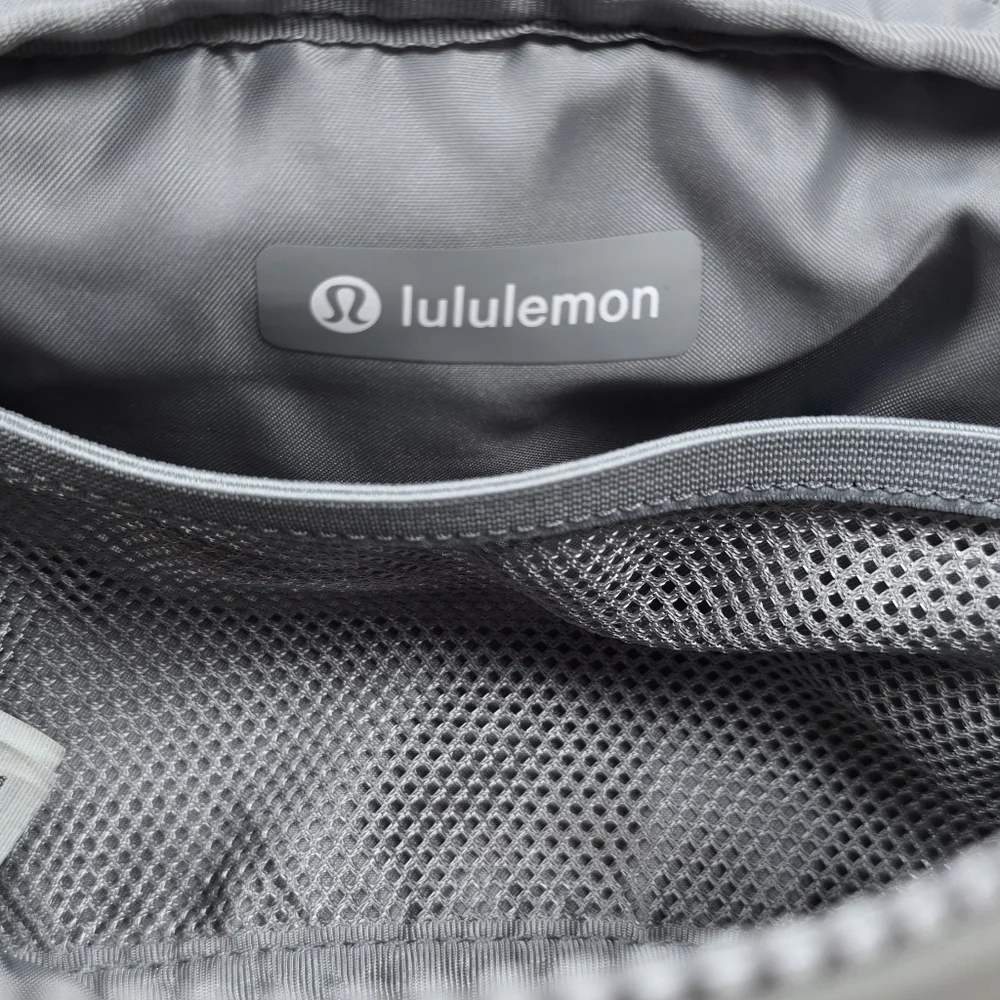 Lululemon Everyday Belt Crossbody Fanny Bag Silver Drop And White Logo 1L - Picture 7 of 12